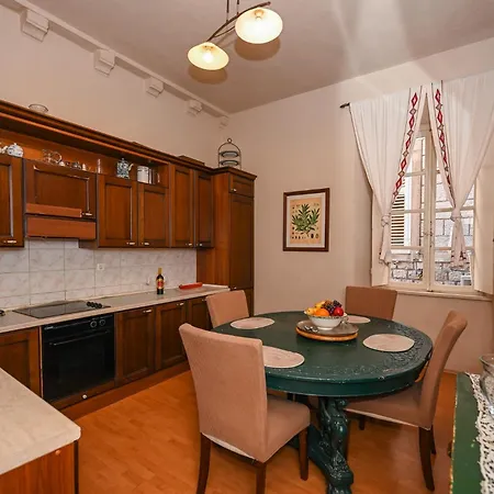 Large Three Bedroom, Center Of Old Town *