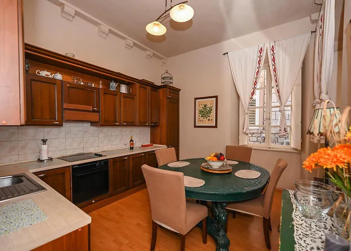 Large Three Bedroom, Center Of Old Town *